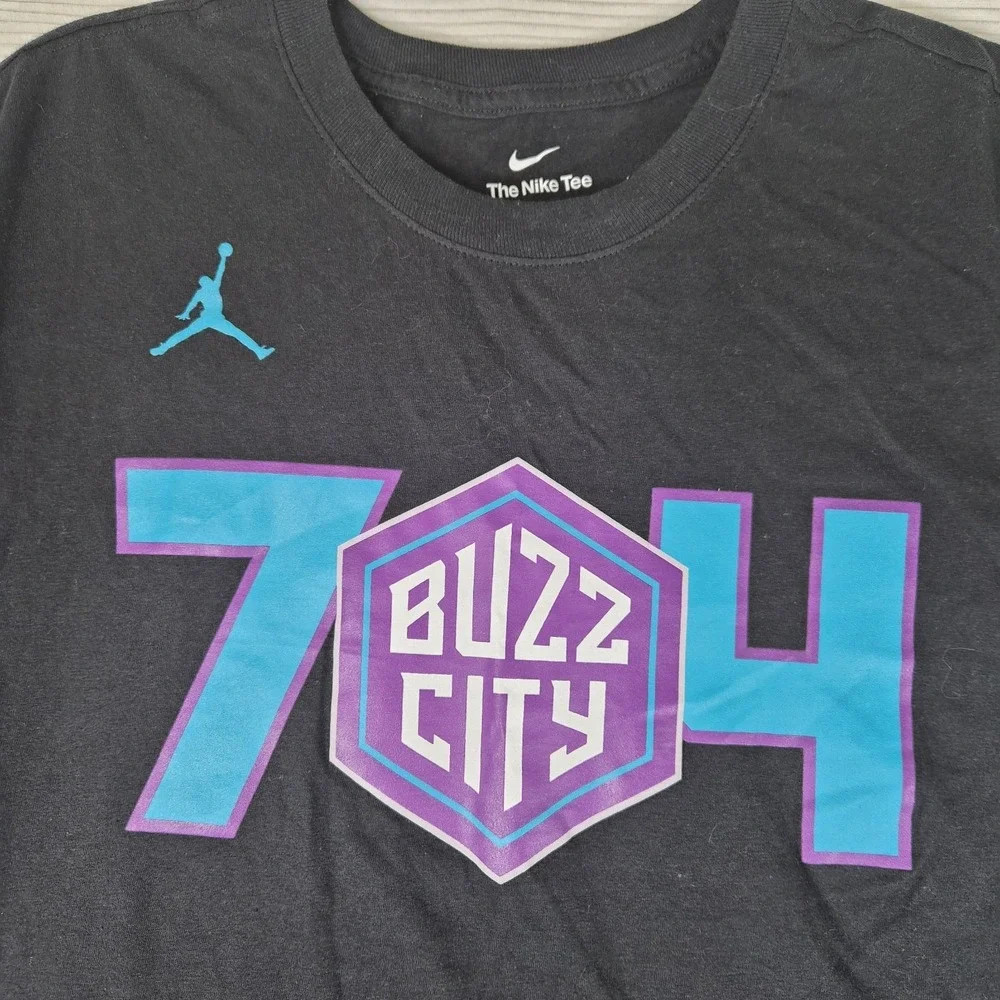 Nike Jordan Buzz City 704 T‎ Shirt Mens Medium Black Charlotte Hornets NBA